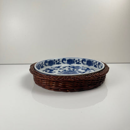 Set de 6 Plat de présentation en céramique décor  blanc et bleu, motif floral avec monture en osier tressé, 1970/80