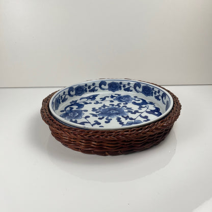 Set de 6 Plat de présentation en céramique décor  blanc et bleu, motif floral avec monture en osier tressé, 1970/80