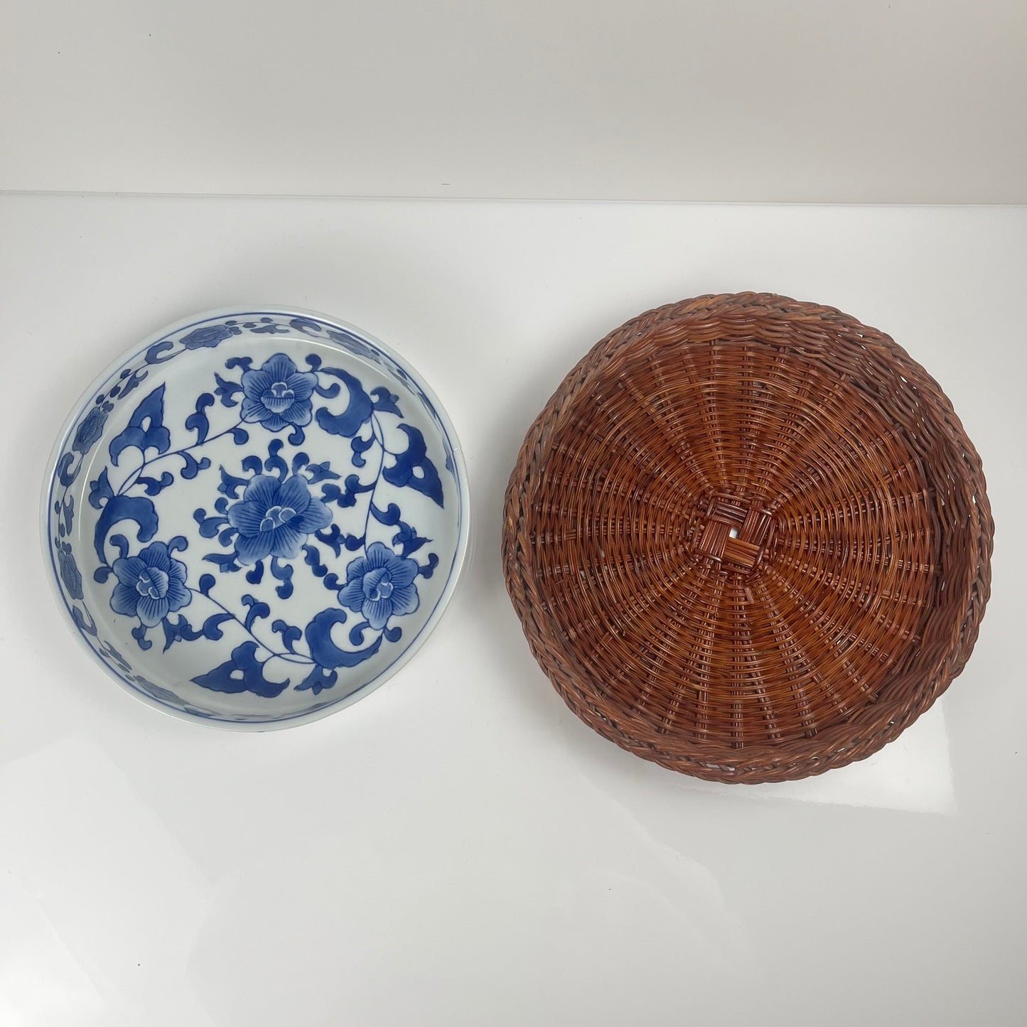 Set de 6 Plat de présentation en céramique décor  blanc et bleu, motif floral avec monture en osier tressé, 1970/80