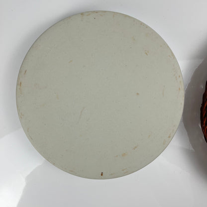 Set de 6 Plat de présentation en céramique décor  blanc et bleu, motif floral avec monture en osier tressé, 1970/80