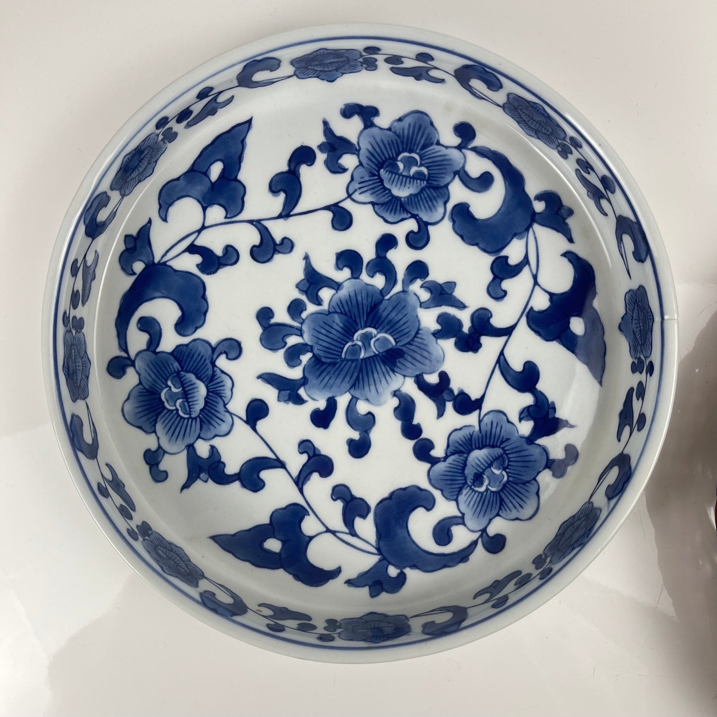 Set de 6 Plat de présentation en céramique décor  blanc et bleu, motif floral avec monture en osier tressé, 1970/80