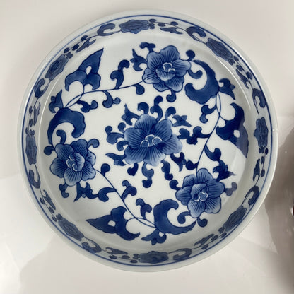 Set de 6 Plat de présentation en céramique décor  blanc et bleu, motif floral avec monture en osier tressé, 1970/80