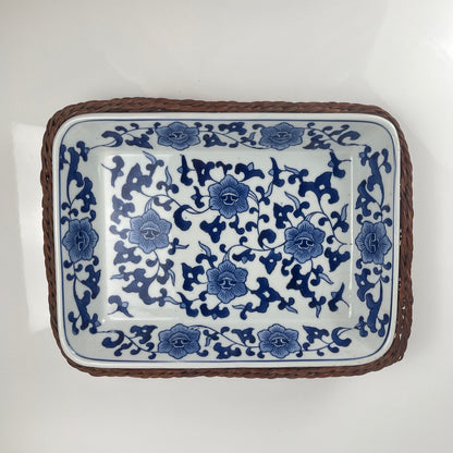 Set de 6 Plat de présentation en céramique décor  blanc et bleu, motif floral avec monture en osier tressé, 1970/80