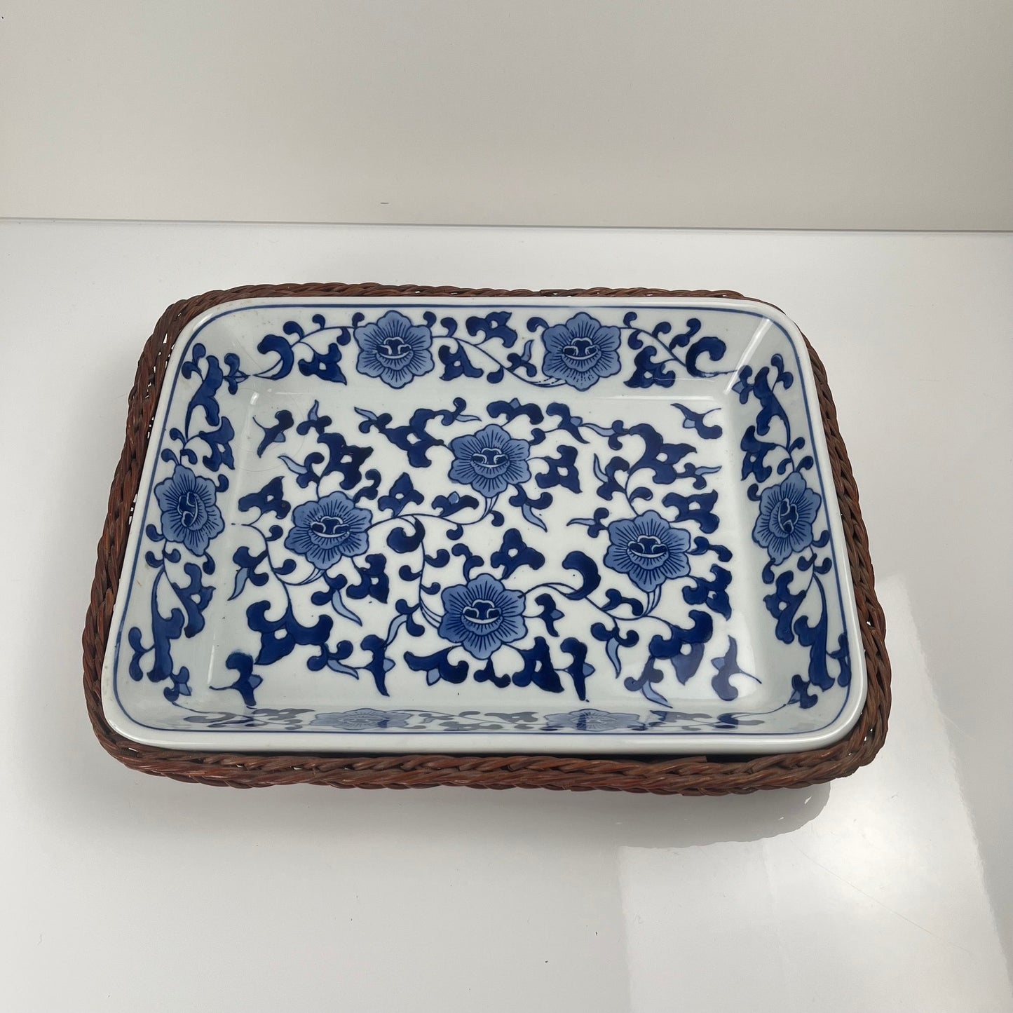 Set de 6 Plat de présentation en céramique décor  blanc et bleu, motif floral avec monture en osier tressé, 1970/80