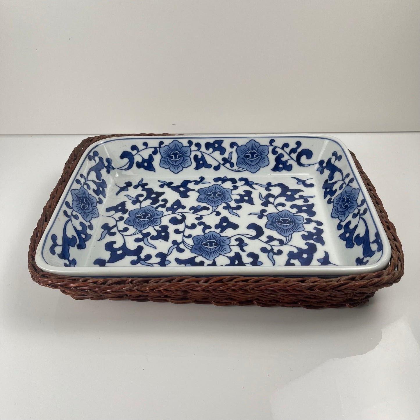 Set de 6 Plat de présentation en céramique décor  blanc et bleu, motif floral avec monture en osier tressé, 1970/80