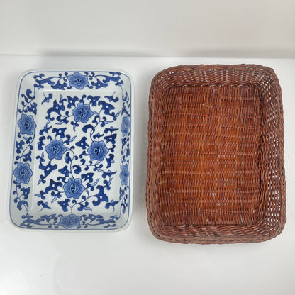 Set de 6 Plat de présentation en céramique décor  blanc et bleu, motif floral avec monture en osier tressé, 1970/80