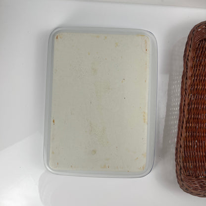 Set de 6 Plat de présentation en céramique décor  blanc et bleu, motif floral avec monture en osier tressé, 1970/80