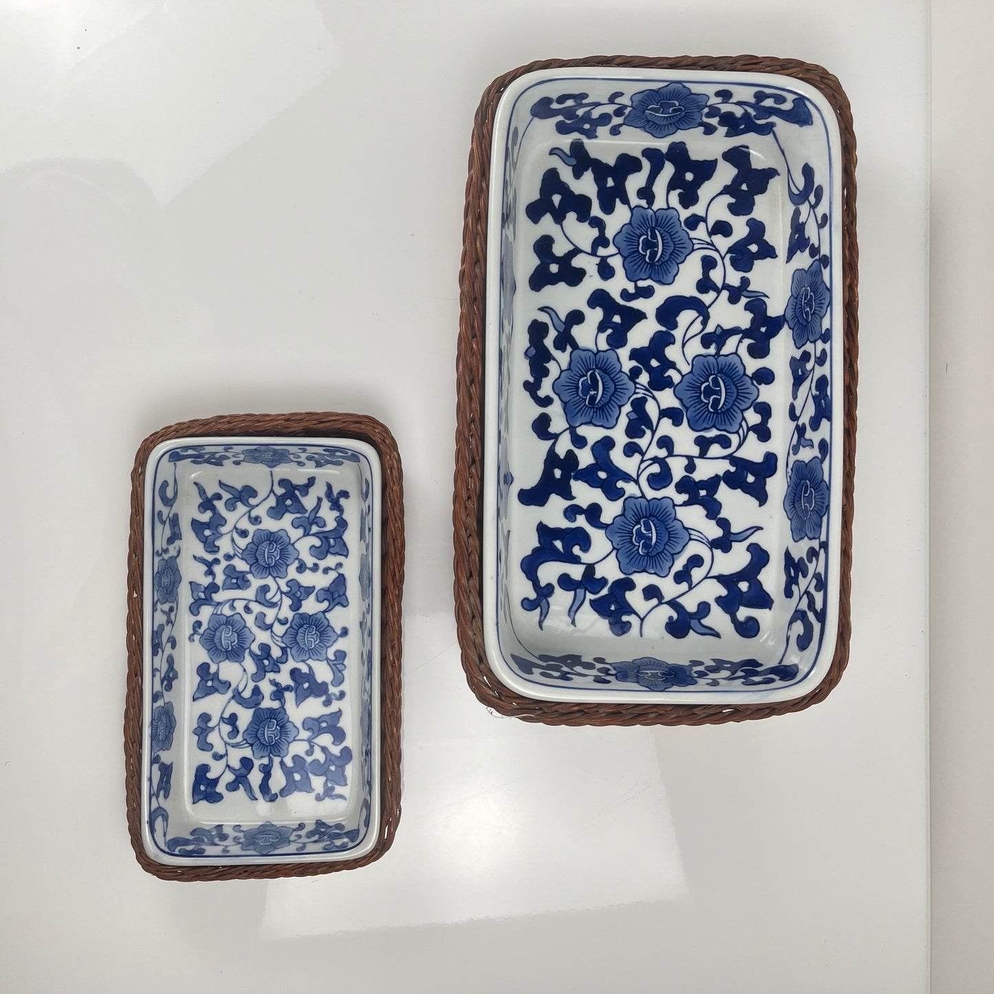 Set de 6 Plat de présentation en céramique décor  blanc et bleu, motif floral avec monture en osier tressé, 1970/80