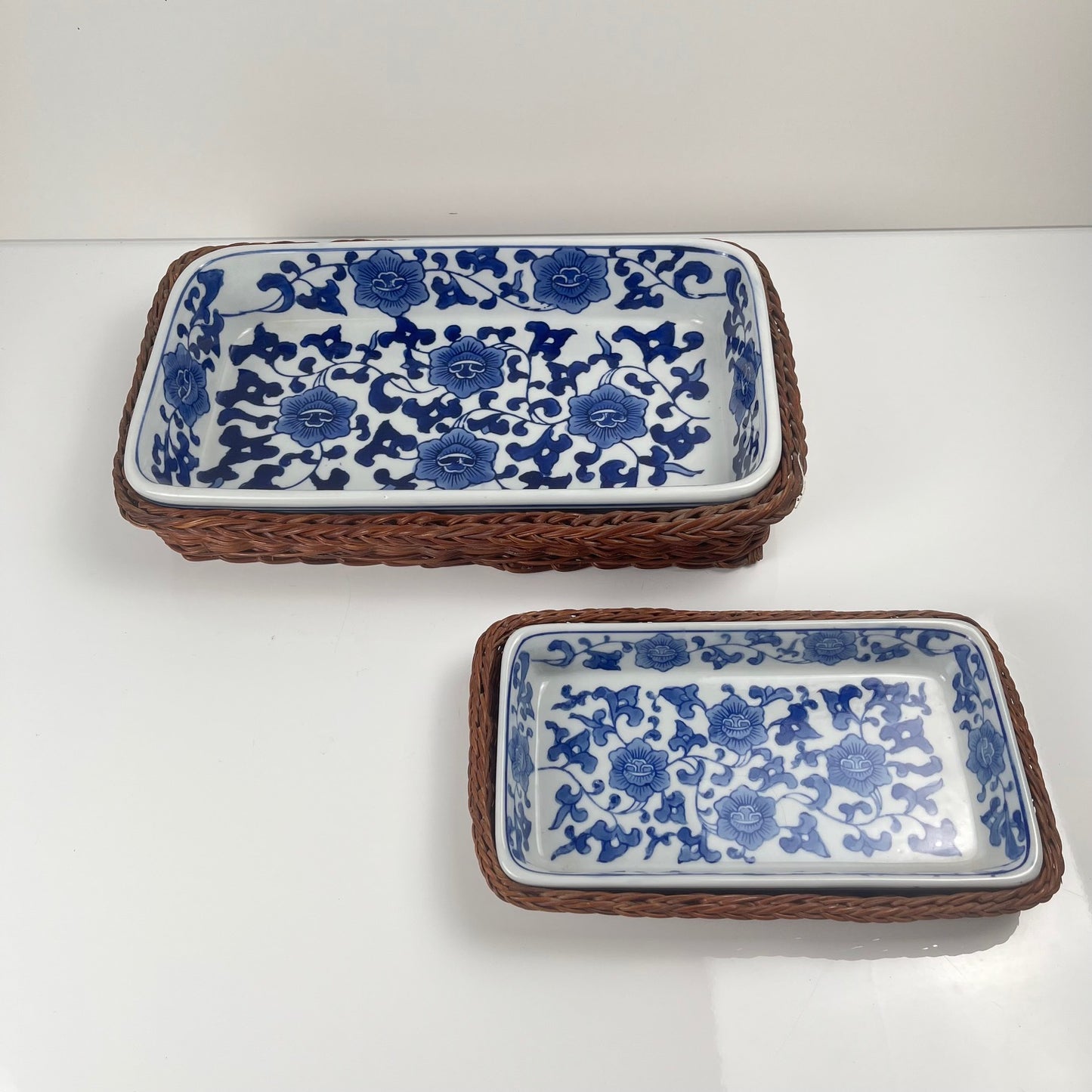 Set de 6 Plat de présentation en céramique décor  blanc et bleu, motif floral avec monture en osier tressé, 1970/80