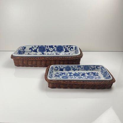 Set de 6 Plat de présentation en céramique décor  blanc et bleu, motif floral avec monture en osier tressé, 1970/80