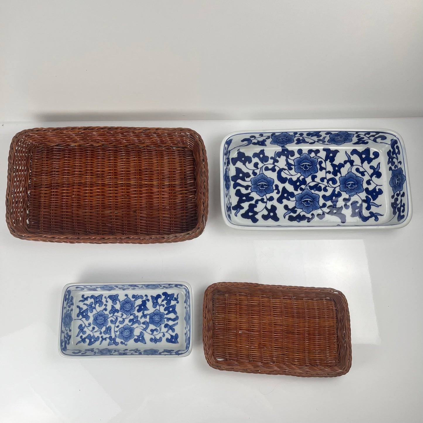 Set de 6 Plat de présentation en céramique décor  blanc et bleu, motif floral avec monture en osier tressé, 1970/80