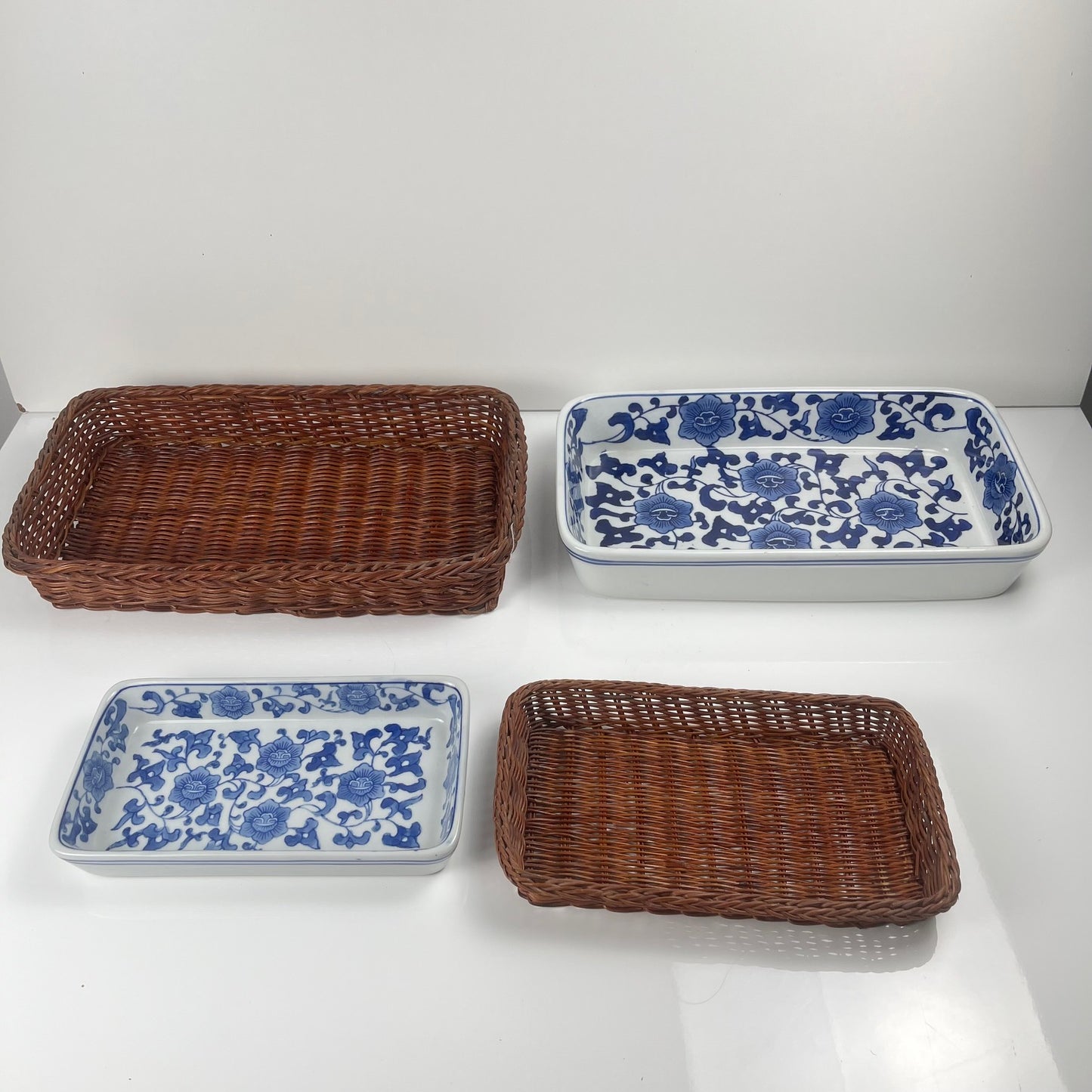 Set de 6 Plat de présentation en céramique décor  blanc et bleu, motif floral avec monture en osier tressé, 1970/80