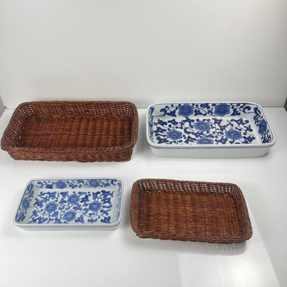 Set de 6 Plat de présentation en céramique décor  blanc et bleu, motif floral avec monture en osier tressé, 1970/80