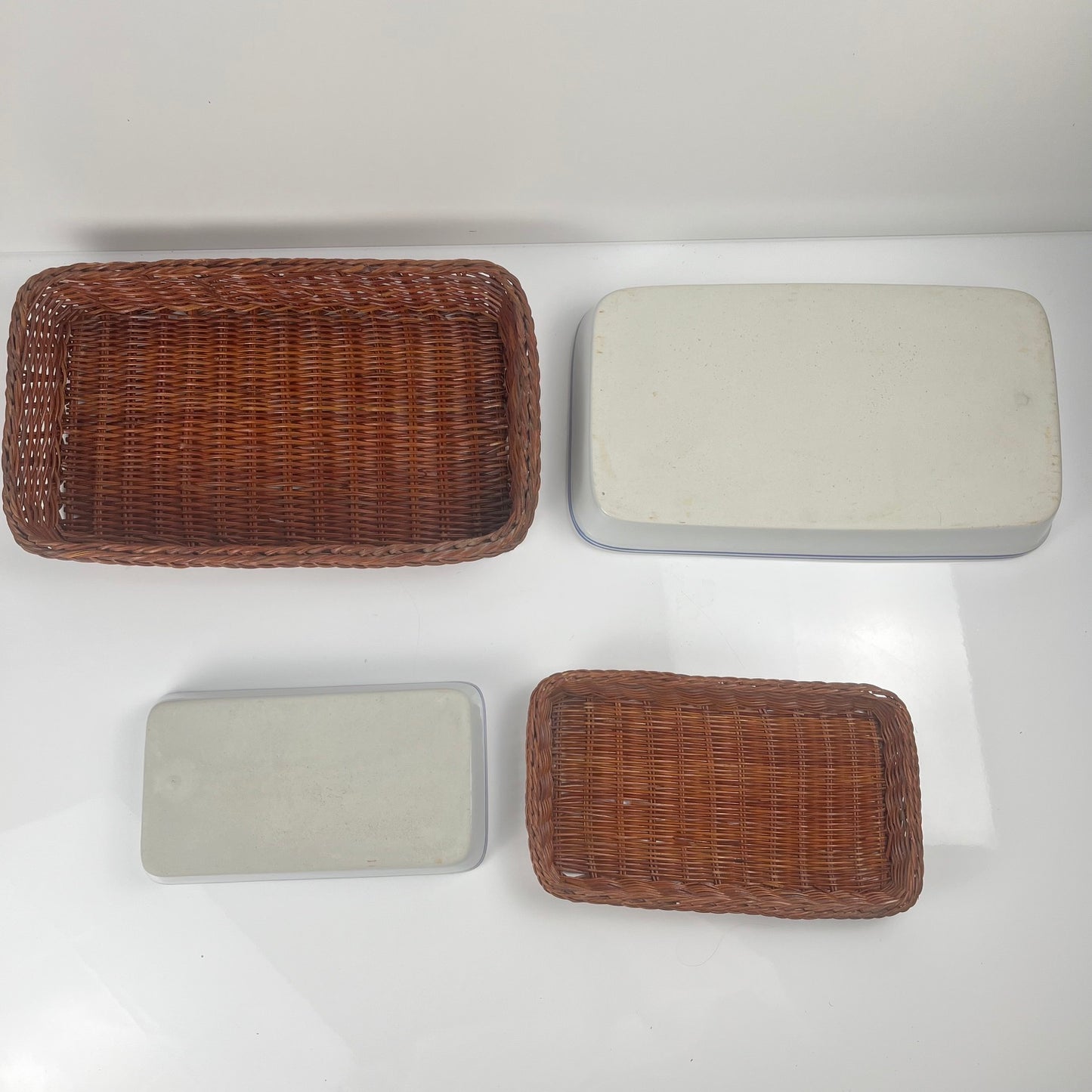 Set de 6 Plat de présentation en céramique décor  blanc et bleu, motif floral avec monture en osier tressé, 1970/80