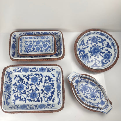 Set de 6 Plat de présentation en céramique décor  blanc et bleu, motif floral avec monture en osier tressé, 1970/80