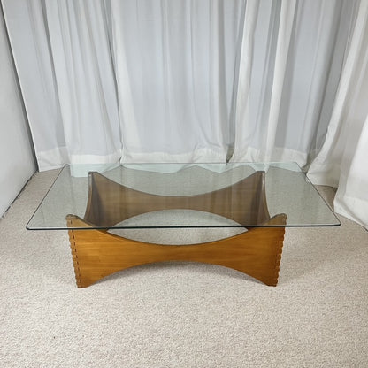 Table basse sculpturale en acajou et verre – Europe, années 1970