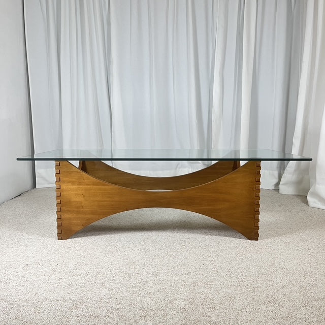 Table basse sculpturale en acajou et verre – Europe, années 1970