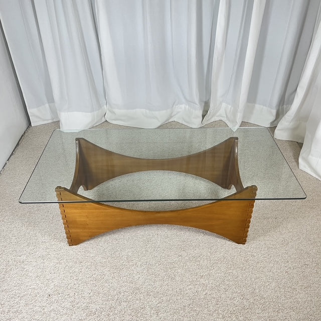 Table basse sculpturale en acajou et verre – Europe, années 1970