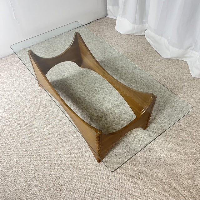Table basse sculpturale en acajou et verre – Europe, années 1970
