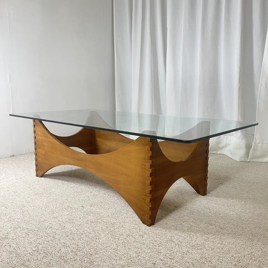 Table basse sculpturale en acajou et verre – Europe, années 1970