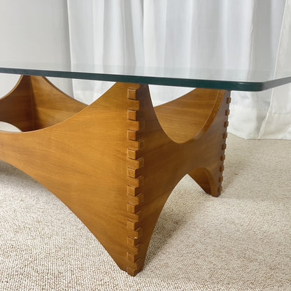 Table basse sculpturale en acajou et verre – Europe, années 1970