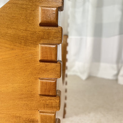 Table basse sculpturale en acajou et verre – Europe, années 1970