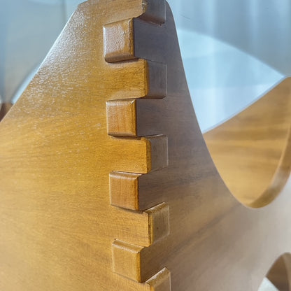 Table basse sculpturale en acajou et verre – Europe, années 1970