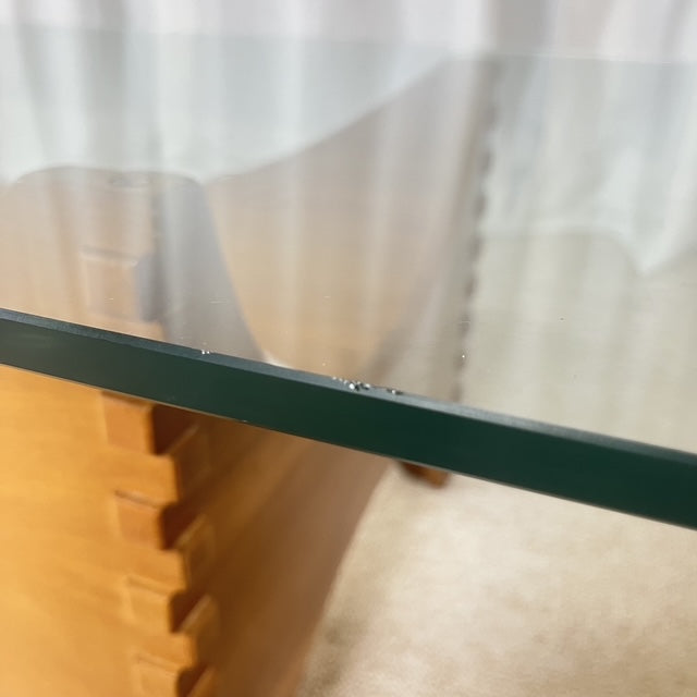 Table basse sculpturale en acajou et verre – Europe, années 1970