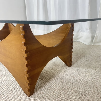 Table basse sculpturale en acajou et verre – Europe, années 1970