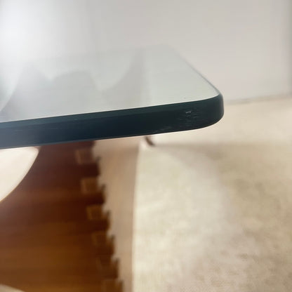 Table basse sculpturale en acajou et verre – Europe, années 1970