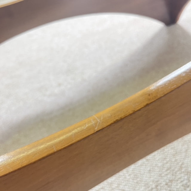 Table basse sculpturale en acajou et verre – Europe, années 1970