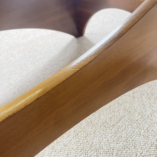 Table basse sculpturale en acajou et verre – Europe, années 1970