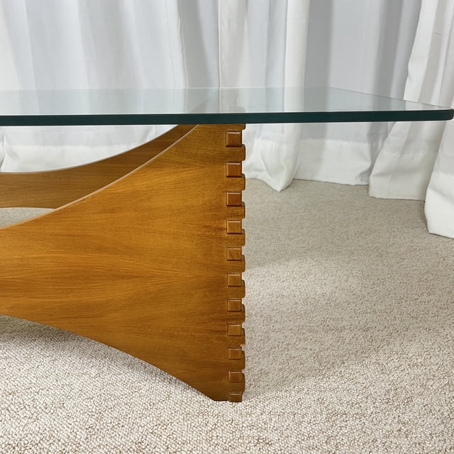 Table basse sculpturale en acajou et verre – Europe, années 1970