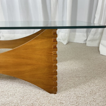 Table basse sculpturale en acajou et verre – Europe, années 1970