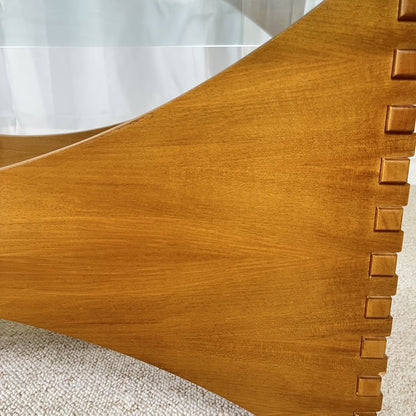 Table basse sculpturale en acajou et verre – Europe, années 1970