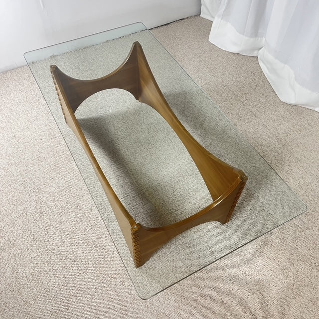 Table basse sculpturale en acajou et verre – Europe, années 1970