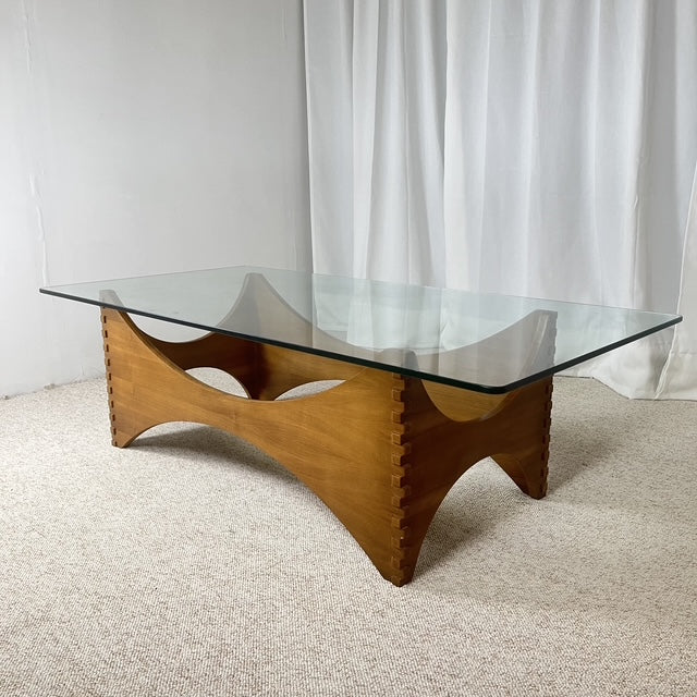 Table basse sculpturale en acajou et verre – Europe, années 1970