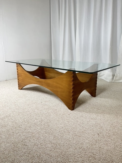 Table basse sculpturale en acajou et verre – Europe, années 1970