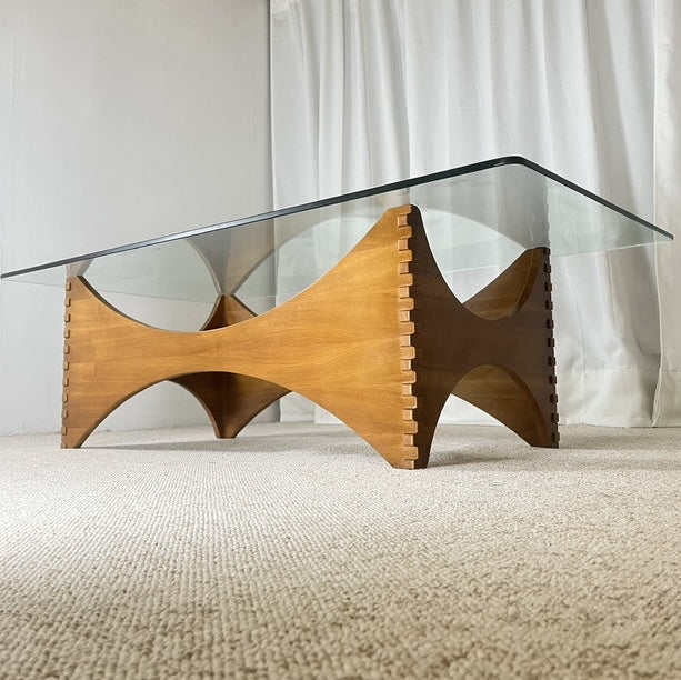 Table basse sculpturale en acajou et verre – Europe, années 1970