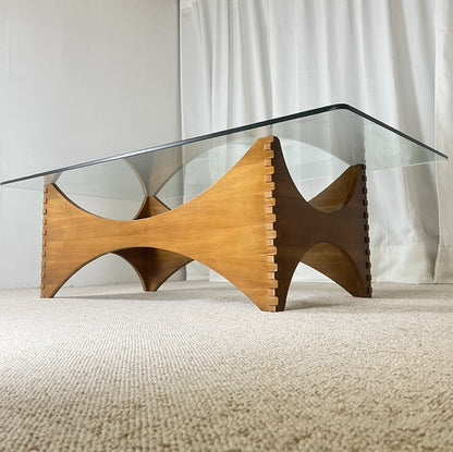 Table basse sculpturale en acajou et verre – Europe, années 1970