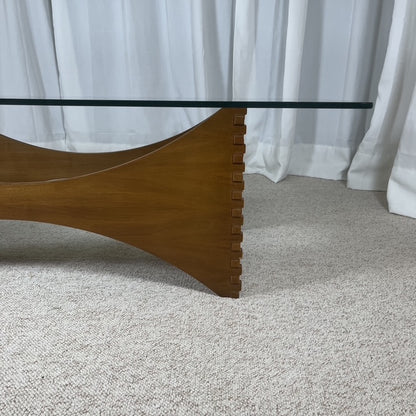 Table basse sculpturale en acajou et verre – Europe, années 1970