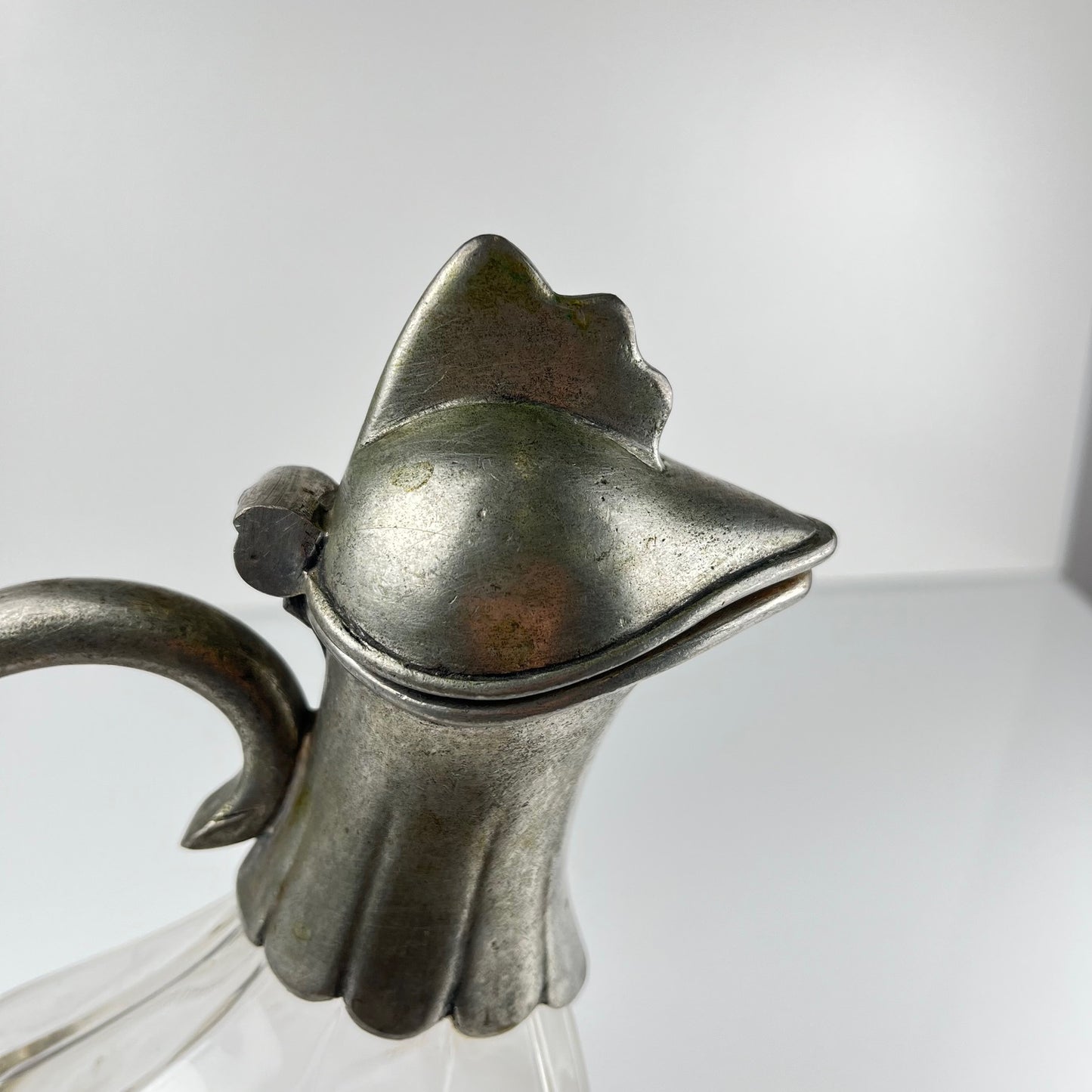 Aiguière Zoomorphe coq en verre et étain, style Art Déco, vers 1930-1950