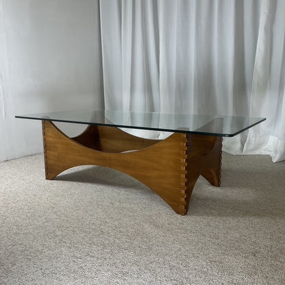 Table basse sculpturale en acajou et verre – Europe, années 1970