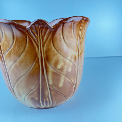 Cache-pot en faïence brune effet feuille nervurée, 1960/70
