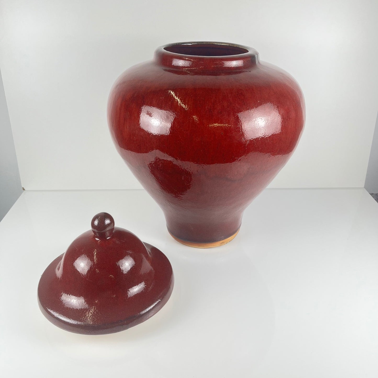 Grande jarre couverte japonaise vintage – céramique émaillée rouge sang-de-bœuf – cachet d’atelier – 49 cm