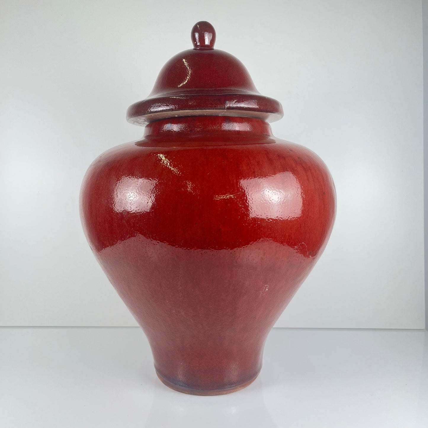 Grande jarre couverte japonaise vintage – céramique émaillée rouge sang-de-bœuf – cachet d’atelier – 49 cm