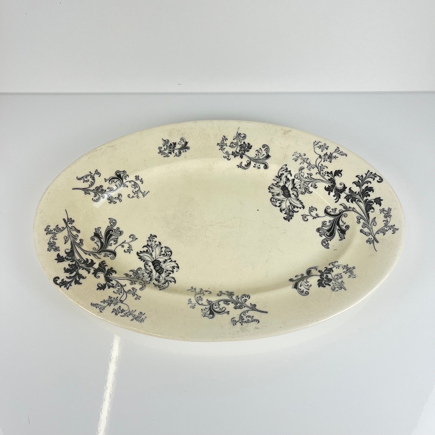 Grand plat ovale terre de fer, modele "Damas" par Sarreguemines, fin XIXe, gris-noir