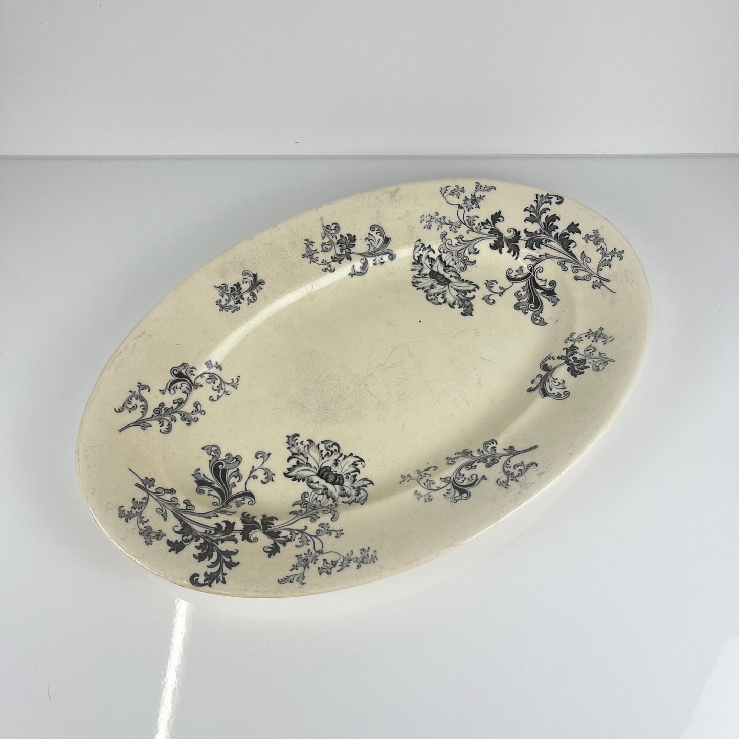 Grand plat ovale terre de fer, modele "Damas" par Sarreguemines, fin XIXe, gris-noir