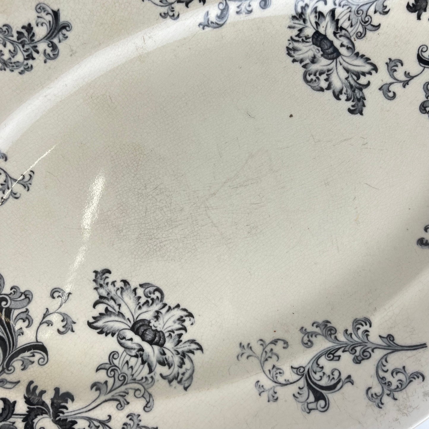 Grand plat ovale terre de fer, modele "Damas" par Sarreguemines, fin XIXe, gris-noir