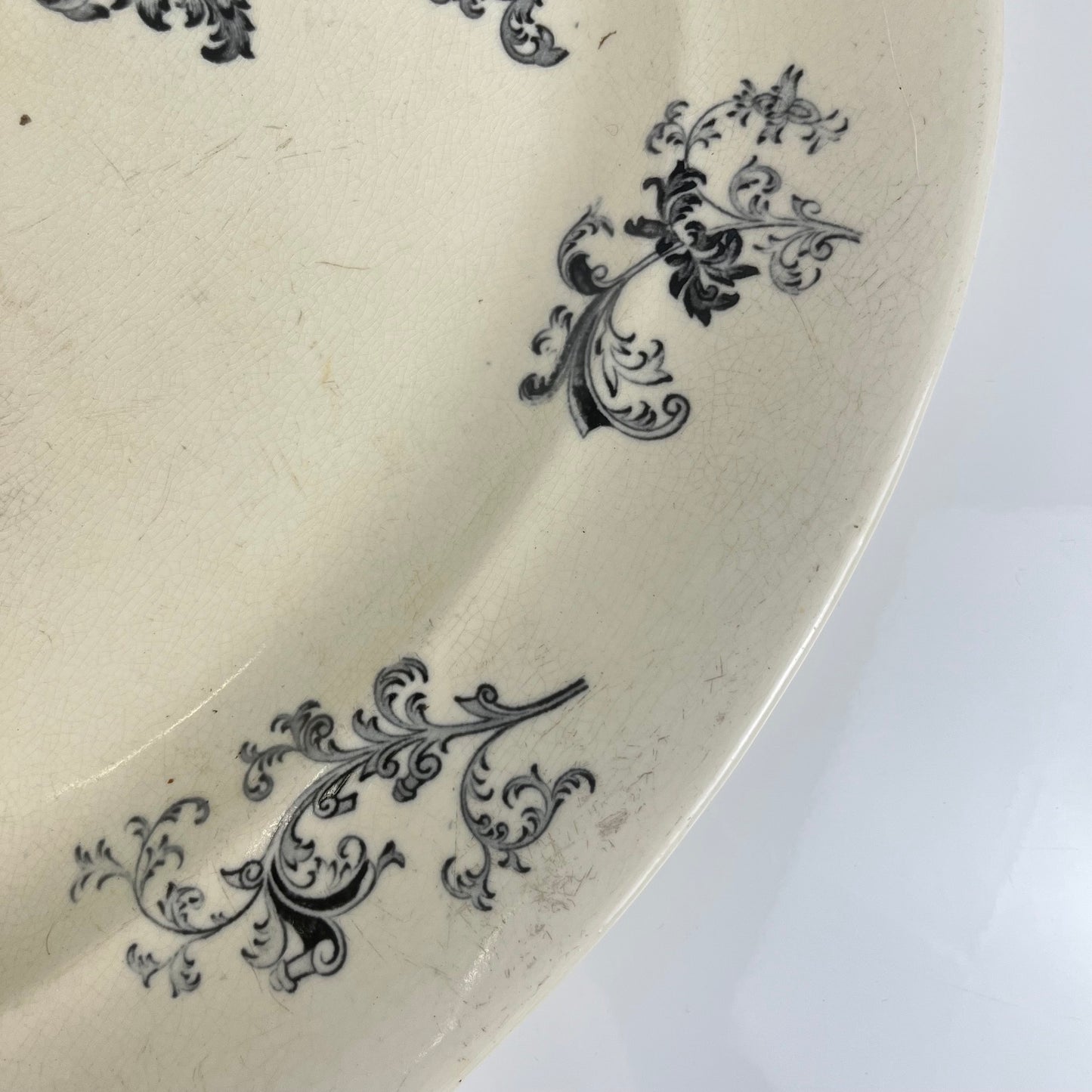 Grand plat ovale terre de fer, modele "Damas" par Sarreguemines, fin XIXe, gris-noir